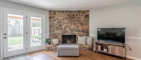 Smart TV, fireplace