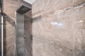 Douche, sèche-cheveux