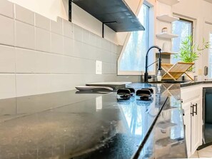 Een koelkast, een magnetron, een oven, een kookplaat