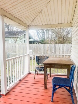 Outdoor dining - Charming Bungalow Northeast Nook (Huntsville)