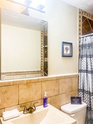 Shower, hair dryer - Charming Bungalow Northeast Nook (Huntsville)