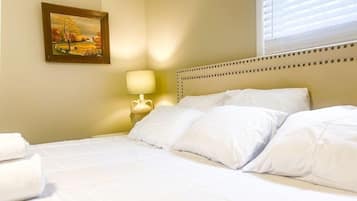 1 habitación, tabla de planchar con plancha y cuna de viaje