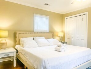 1 bedroom, iron/ironing board, travel cot, free WiFi - Charming Bungalow Northeast Nook (Huntsville)