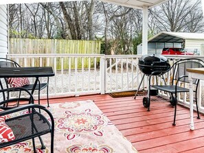 Outdoor dining - Charming Bungalow Northeast Nook (Huntsville)