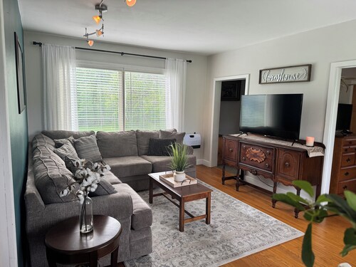 Charming Country Getaway – Nestled and Cozy Retreat with Outdoor Fun!