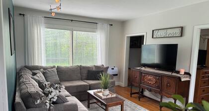 Charming Country Getaway – Nestled and Cozy Retreat with Outdoor Fun!