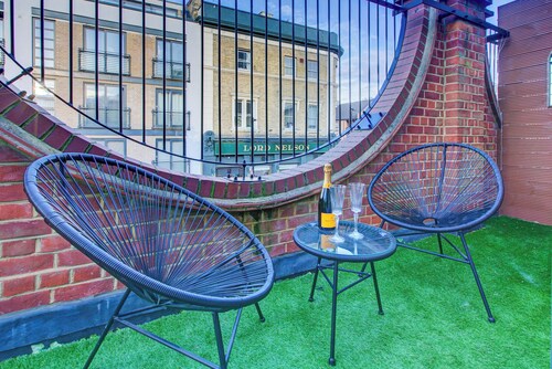 City Retreat with Large Outdoor Terrace near Greenwich and Canary Wharf