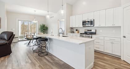 Luxurious Lochaven Condo