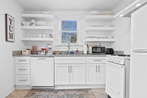 Mikrobølgeovn, ovn, kokeplater og oppvaskmaskin