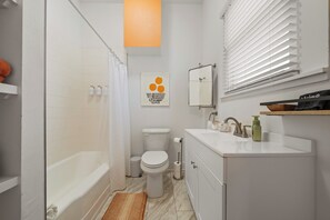 Hair dryer, towels, soap, toilet paper - The Tangerine - Walk to Restaurants, Shops, Bars! (Hot Springs)