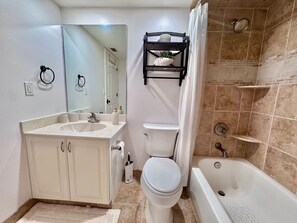 Dusche, Haartrockner, Handtücher, Seife