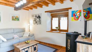 Een televisie en een open haard