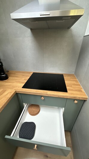Fridge, microwave, stovetop, dishwasher
