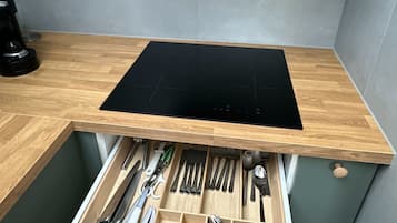 Kühlschrank, Mikrowelle, Herdplatte, Geschirrspüler