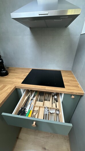 Réfrigérateur, micro-ondes, plaque de cuisson, lave-vaisselle