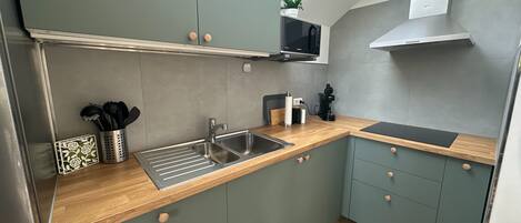 Kühlschrank, Mikrowelle, Herdplatte, Geschirrspüler