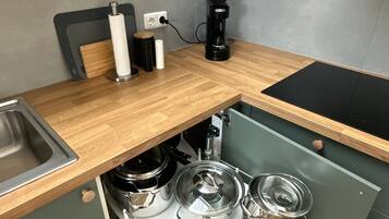 Kühlschrank, Mikrowelle, Herdplatte, Geschirrspüler