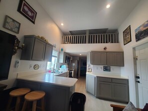 Microwave, oven, stovetop - River Tiny Home~Private Beach Pool/Spa/Gym watercraft launch, clubhouse. Relax! (Ehrenberg)