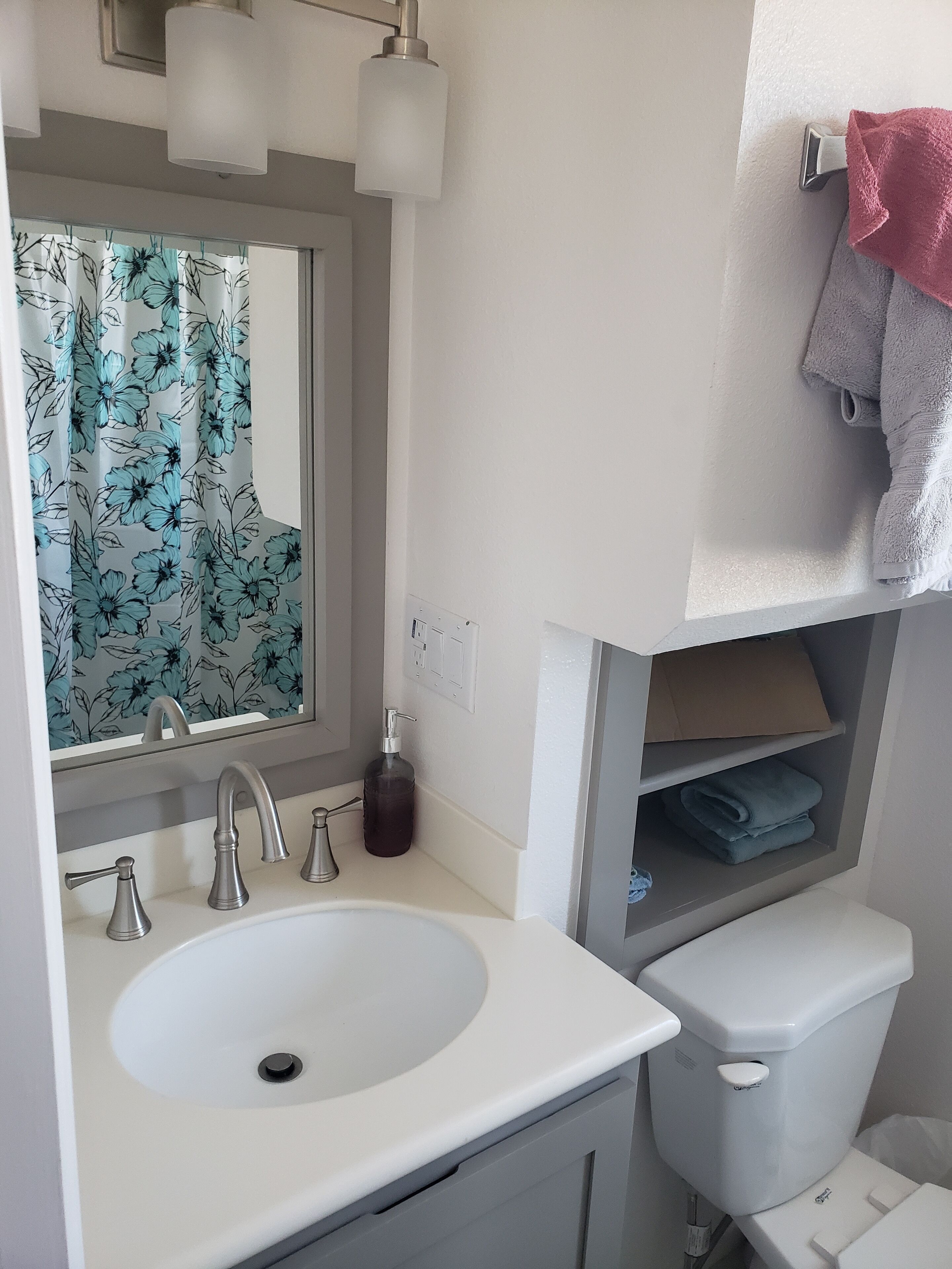 Chuveiro, toalhas de banho, sabonete, papel higiênico