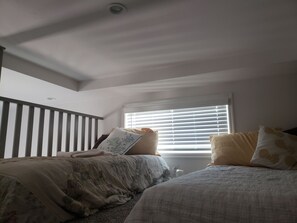 2 bedrooms, WiFi, bed sheets - River Tiny Home~Private Beach Pool/Spa/Gym watercraft launch, clubhouse. Relax! (Ehrenberg)