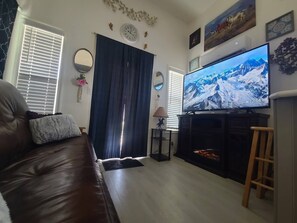 Smart TV, fireplace