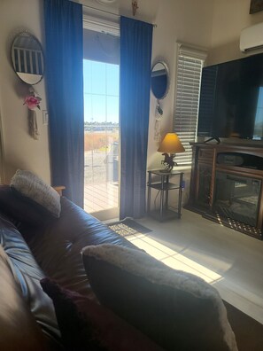 Smart TV, fireplace - River Tiny Home~Private Beach Pool/Spa/Gym watercraft launch, clubhouse. Relax! (Ehrenberg)