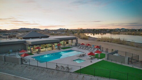 River Tiny Home~Private Beach Pool/Spa/Gym watercraft launch, clubhouse. Relax!
