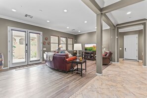 Smart TV, fireplace