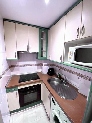 Kühlschrank, Mikrowelle, Wasserkocher mit Kaffee-/Teezubehör, Toaster