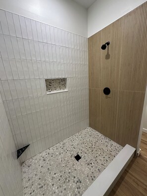 Regadera, toallas, jabón, papel de baño 
