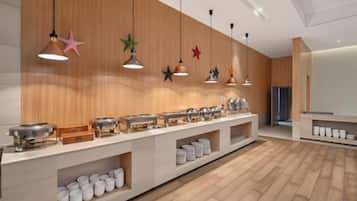Montaje tipo bufé con varios recipientes y utensilios para alimentos.