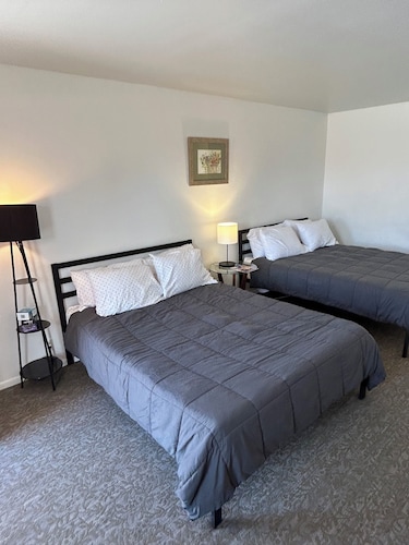 Remodeled two queen bed unit 11 studio with AC, Heat and fast WiFi in Fillmore