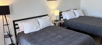 Remodeled two queen bed unit 11 studio with AC, Heat and fast WiFi in Fillmore