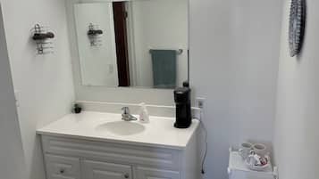 SĂšche-cheveux, serviettes fournies, savon, papier toilette