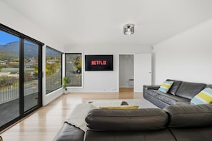 Smart TV, videogames, pebolim, mesa de pingue-pongue