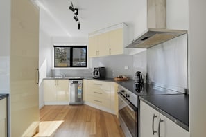 Geladeira, micro-ondas, fogão, cooktop