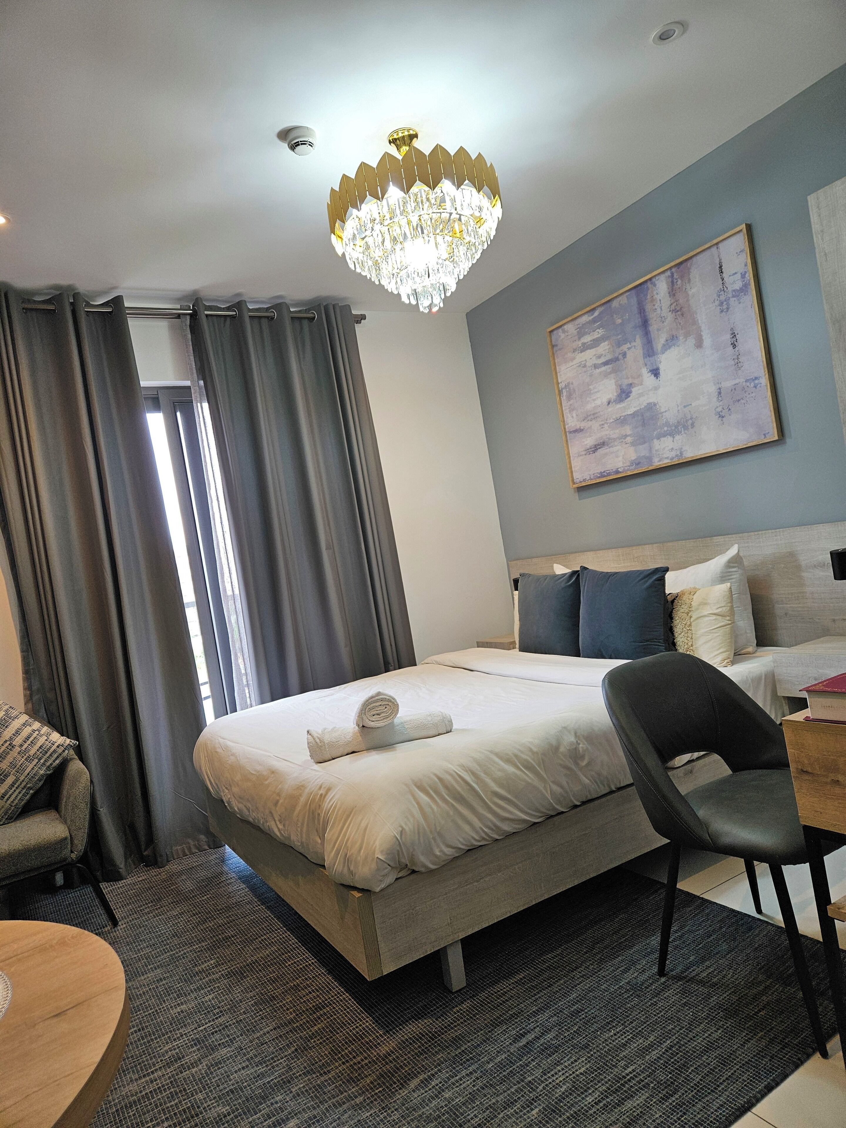 Studio – deluxe, hageutsikt | Skrivebord, strykejern/-brett og wi-fi (inkludert)