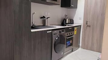 Deluxe Studio, Garden View | Private kitchen | Full-sized fridge, microwave, oven, stovetop