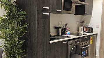 Deluxe-studio, näköala puutarhaan | Yksityinen keittiö | Täysikokoinen jääkaappi, mikroaaltouuni, uuni, liesi