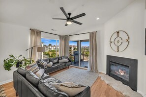 Smart TV, fireplace, DVD player, books - Southwest themed 3 bedroom condo in Las Palmas with great view and amenities. (St. George)