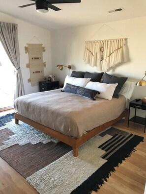 3 habitaciones, tabla de planchar con plancha y cuna de viaje 