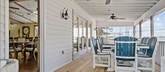 Harborview! Sleeps up to 10. Spa and beside The Bean!