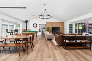 Games room - The Hangout House! Pool • Spa • BBQ • Game Zone (Mariposa)