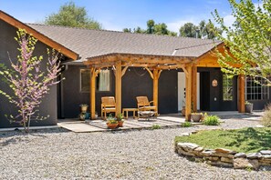 Exterior - The Hangout House! Pool • Spa • BBQ • Game Zone (Mariposa)