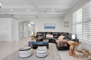 Smart TV, lareira, pebolim, livros