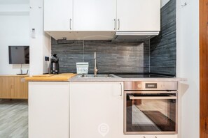 Réfrigérateur, four à micro-ondes, un four, surface de cuisson