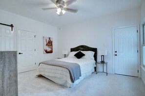 5 habitaciones, tabla de planchar con plancha, wifi y ropa de cama