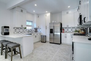 Microwave, oven, stovetop, dishwasher - Spacious 5-bed 3-ba house Dallas with Game Room, Pool, Hot Tub, Wifi (Dallas)