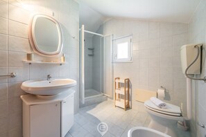 Dusche, Haartrockner, Bidet, Handtücher