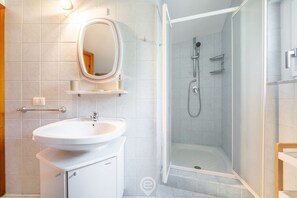 Ducha, secador de pelo, bidet, toallas